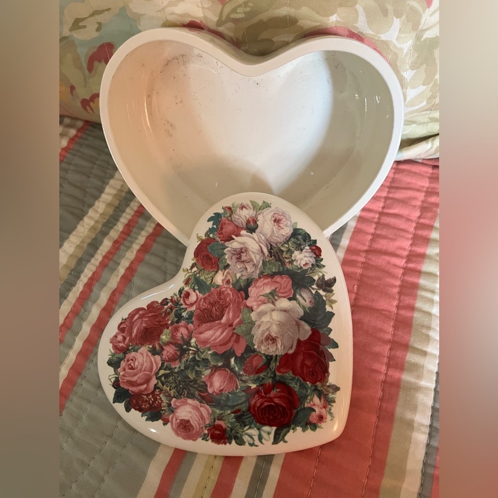 Ceramic Heart Container - Picture 2 of 2